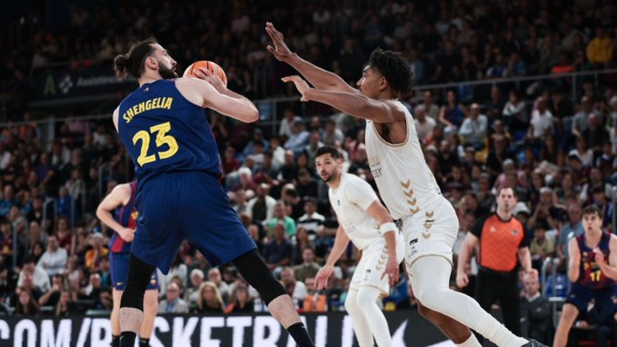Shengelia maneja el balón ante Samuels.