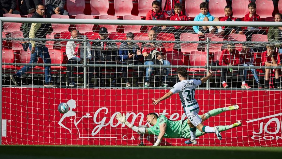 Magunazelaia bate a Juanpa en el minuto 3 tras recibir una asistencia de Adu Ares y marca el gol que decidió el partido en Anduva.