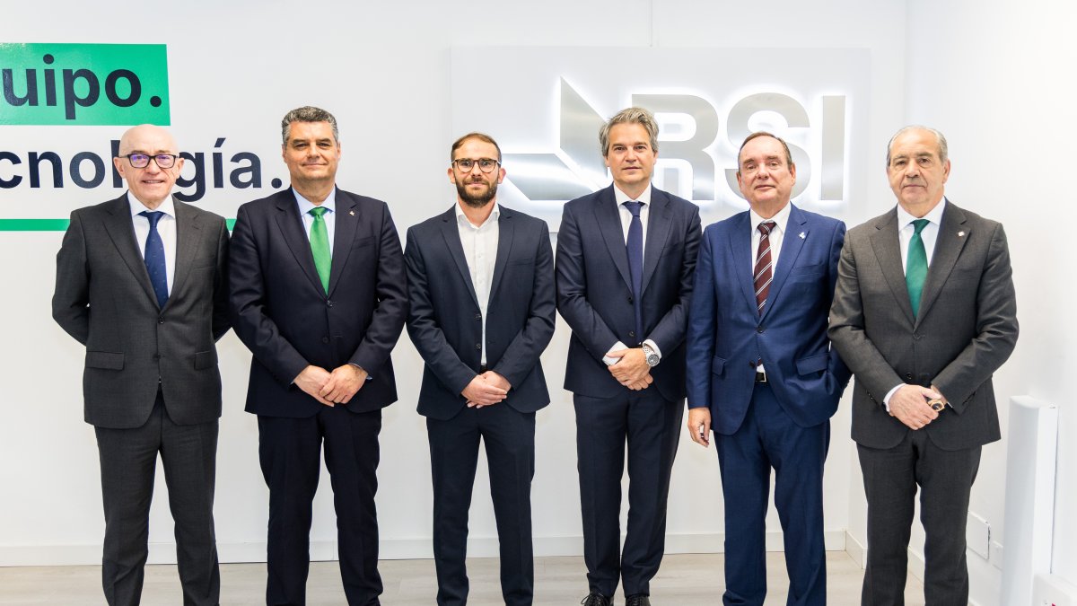Los directivos de las cajas rurales de Castilla y León, durante la inauguración del nuevo centro de RSI en Valladolid.