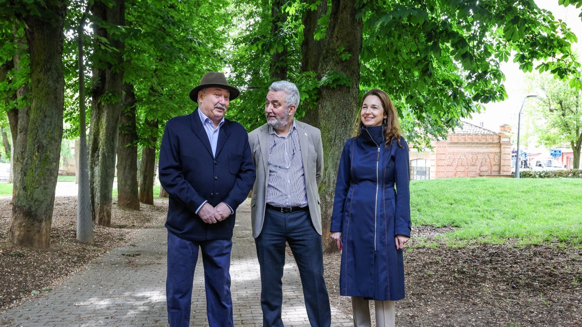 Miguel Ángel Pinto, Carlos Niño y Carmen Hernando presentaron la nueva edición del programa 'Jardines con Ambiente' en el parque Doctor Vara.