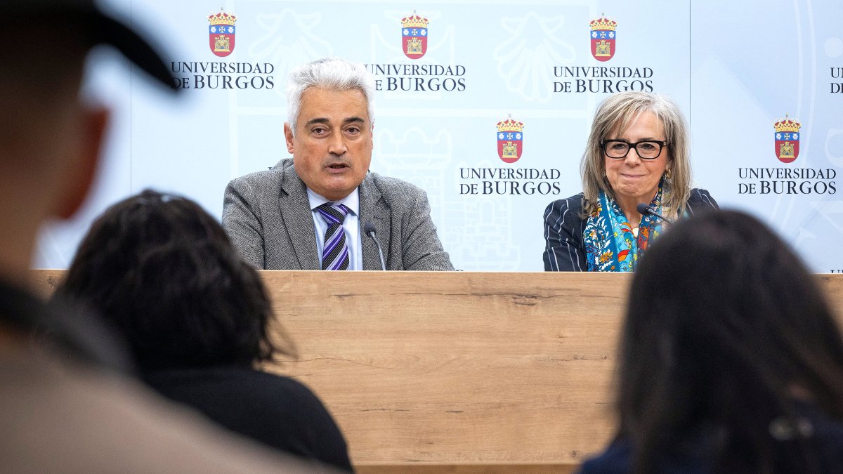 El vicerrector de Empresa, Campus y Digitalización de la UBU, Miguel Ángel Mariscal, y la secretaria general de FAE, Emiliana Molero.
