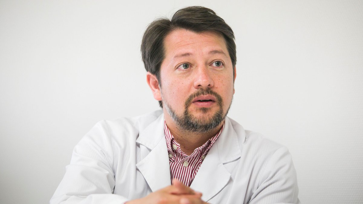Alejandro López, responsable de la Unidad de Toxiciología del Servicio de Urgencias del HUBU que ha atendido un centenar de mordedura de víboras desde 2018.