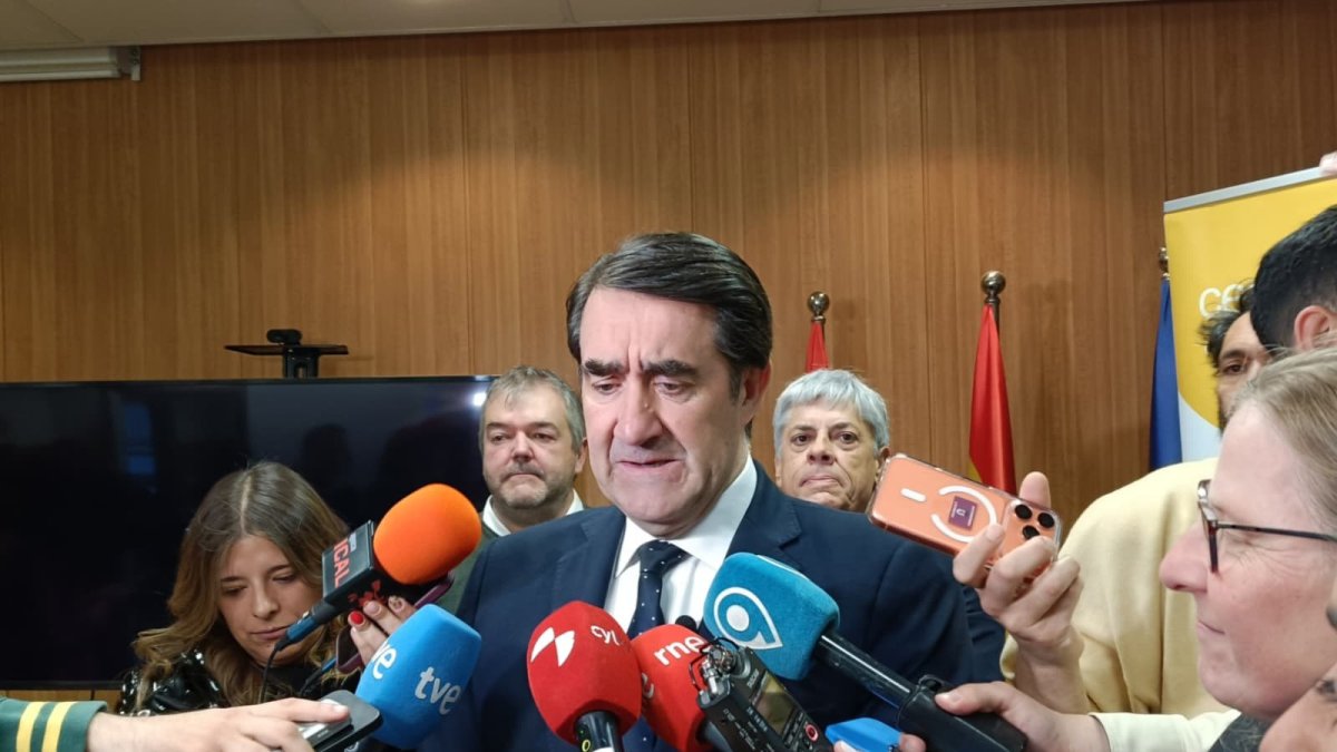 El consejero de Medio Ambiente, Vivienda y Ordenación del Territorio, Juan Carlos Suárez-Quiñones, en las instalaciones de Inbiotec, en la capital leonesa.