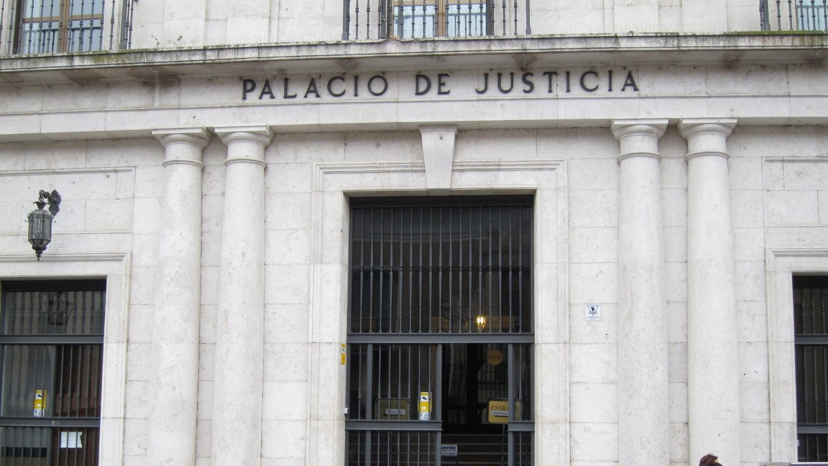 Archivo - Trib.-Condenado a dos años por agresión sexual a su pareja y golpearla con la puerta del coche.