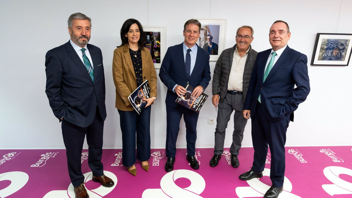 Tomás Fisac, Sonia Martínez, Borja Suárez, Ángel Carretón, responsable del IDJ de la Diputación, y Ramón Sobremonte, director general de Cajaviva Caja Rural.