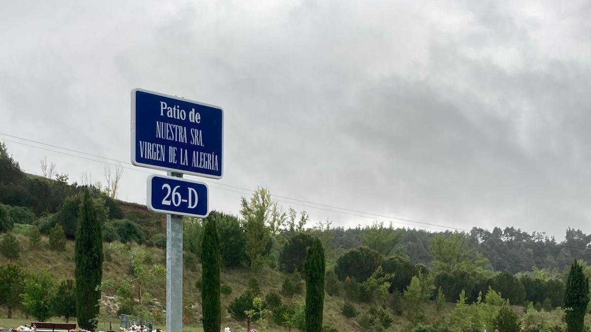 Imagen del patio con el nombre de la Virgen de la Alegría.