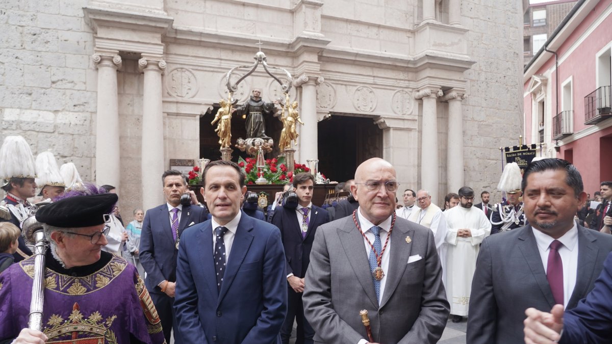 El alcalde de Valladolid, Jesús Julio Carnero, participa en la ofrenda floral y la posterior procesión en honor a San Pedro Regalado.