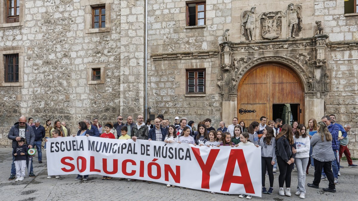 Concentración de padres y alumnos, a las puertas de la Escuela de Música 'Antonio de Cabezón'.