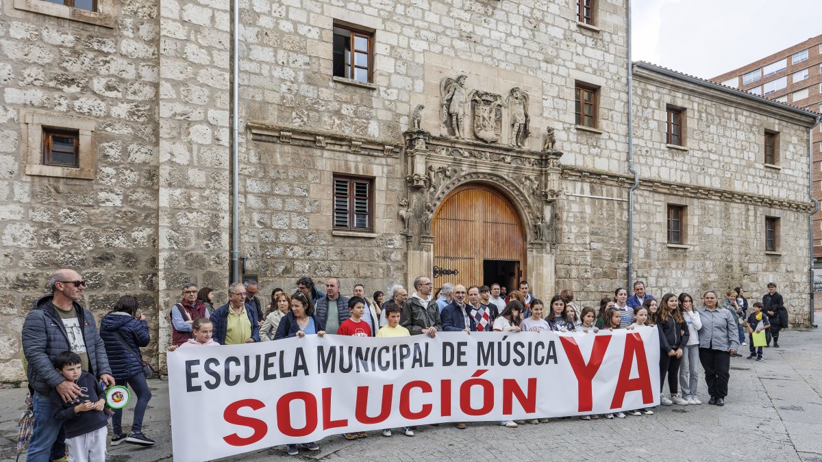 Concentración de padres y alumnos, a las puertas de la Escuela de Música 'Antonio de Cabezón'.
