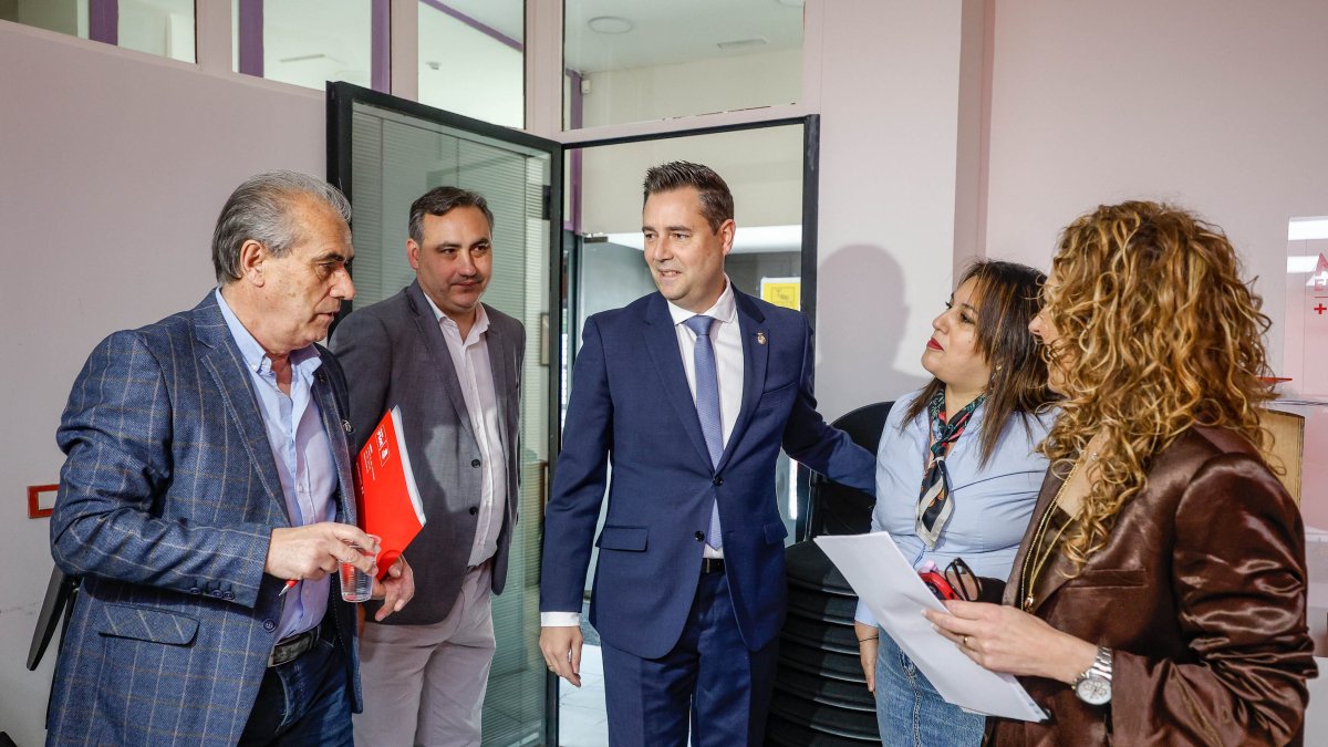 Luis Briones, Álvaro Morales, Daniel de la Rosa, Estrella Paredes y Virginia Jiménez en la sede del PSOE de Burgos