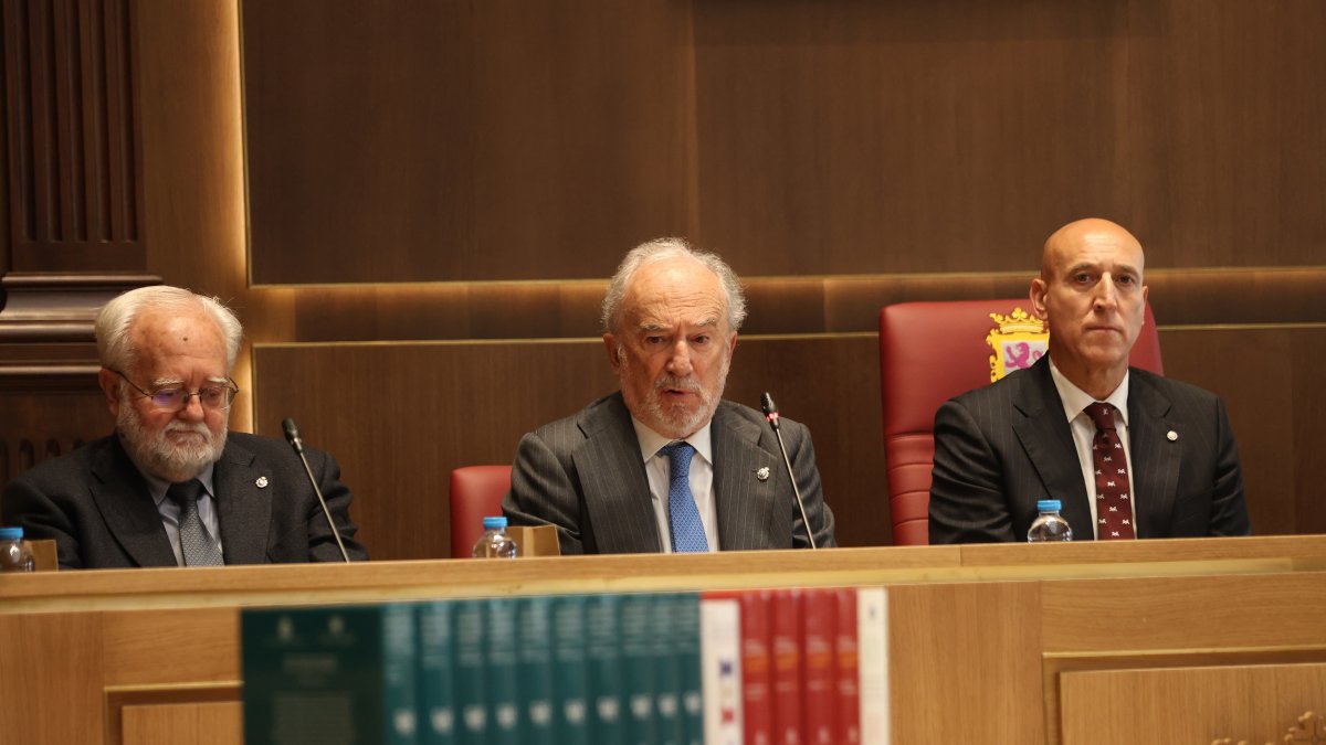 El alcalde de León, José Antonio Diez (derecha) y el director de la RAE, Santiago Muñoz Machado (centro), en el Ayuntamiento de San Marcelo de la capital leonesa, donde la RAE ha celebrado un pleno extraordinario.