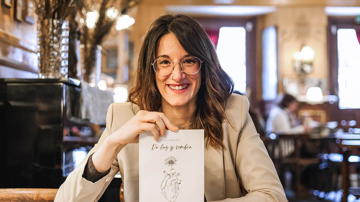 La escritora Sara González Manso, con su primera obra.