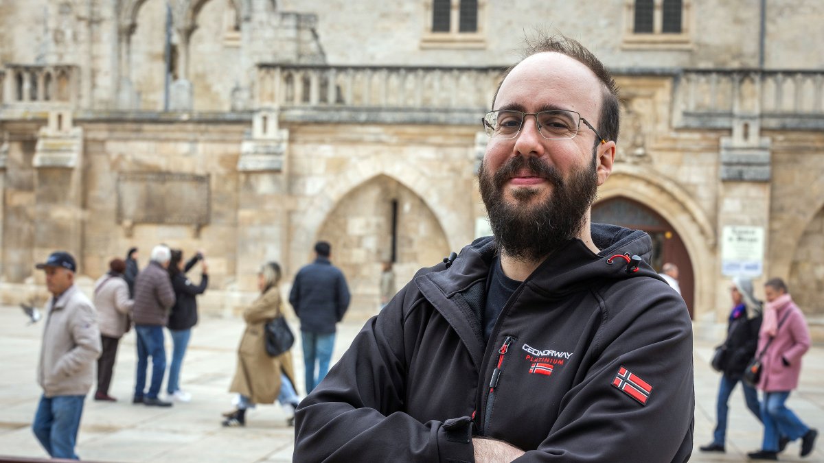 Luis Dueñas Bartolomé, que ha quedado dos veces entre los 100 mejores del examen MIR, frente a la Catedral de Burgos.