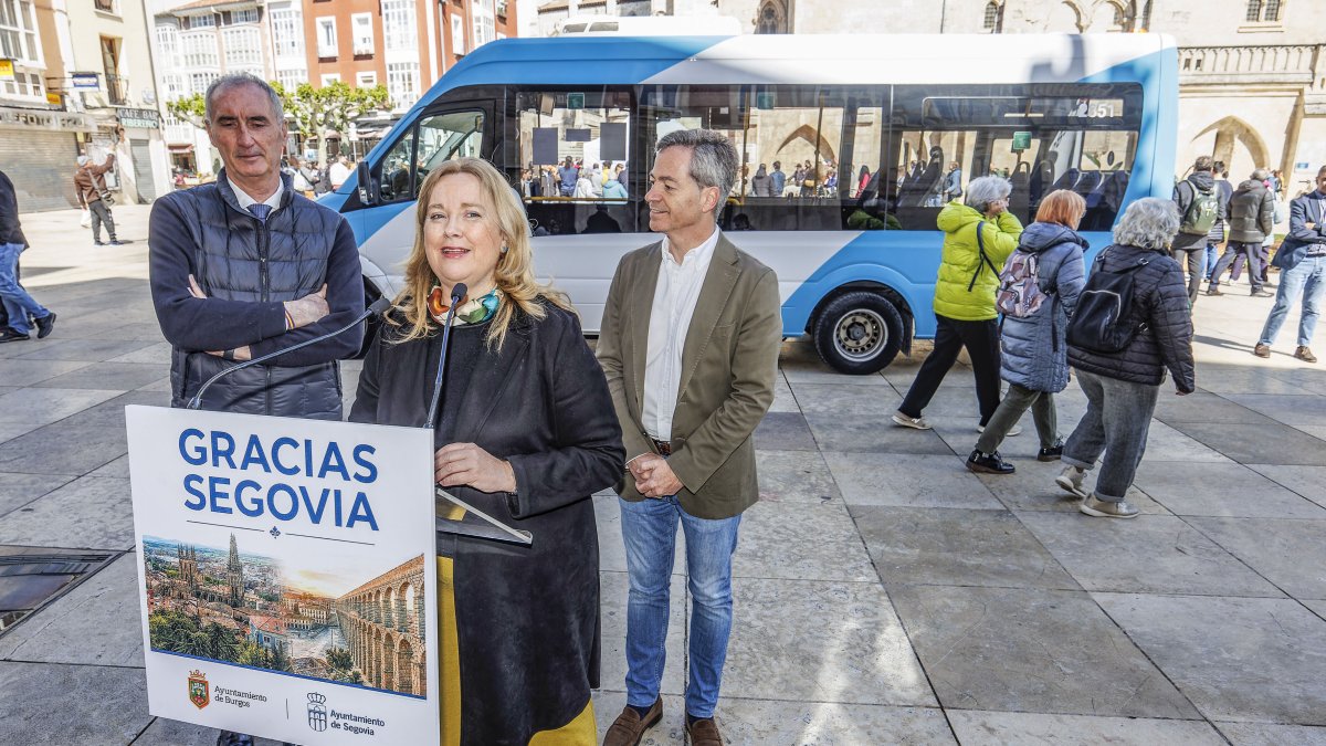Un momento de la presentación del minibús de Segovia, frente a la Catedral de Burgos.