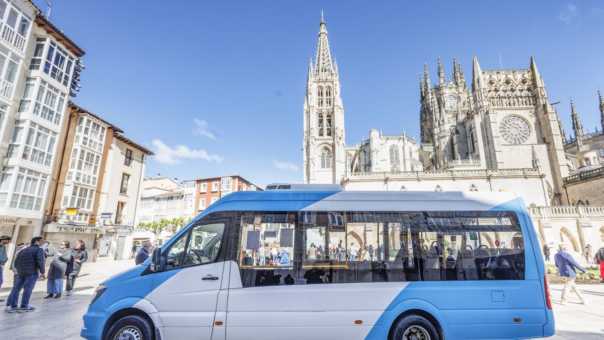 El minibús de la línea 15, frente a la Catedral de Burgos.
