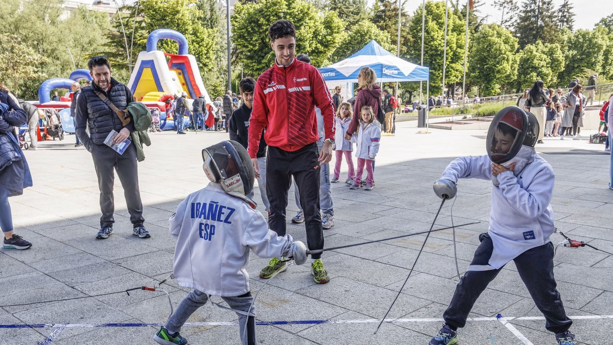 Dos nios participan en la I Fiesta del Deporte