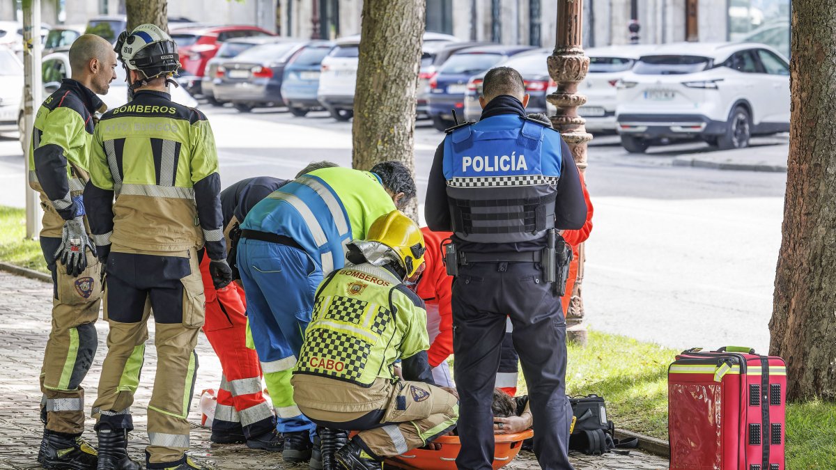 Los servicios de emergencias atienden al herido.