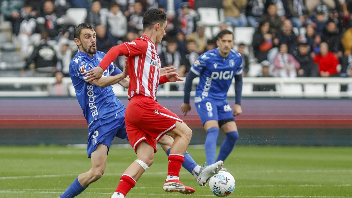 Atienza encara a un rival durante el partido contra el Almería.