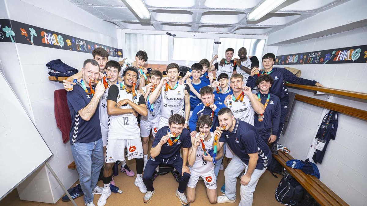 Los jugadores celebran el tercer puesto.
