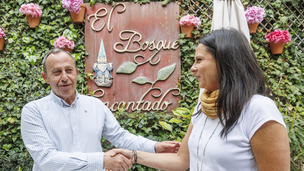 El presidente de la AECC, Eduardo González, y la propietaria de El Bosque Encantado, Marian Huertos, sellan con un apretón de manos su alianza contra el tabaco.
