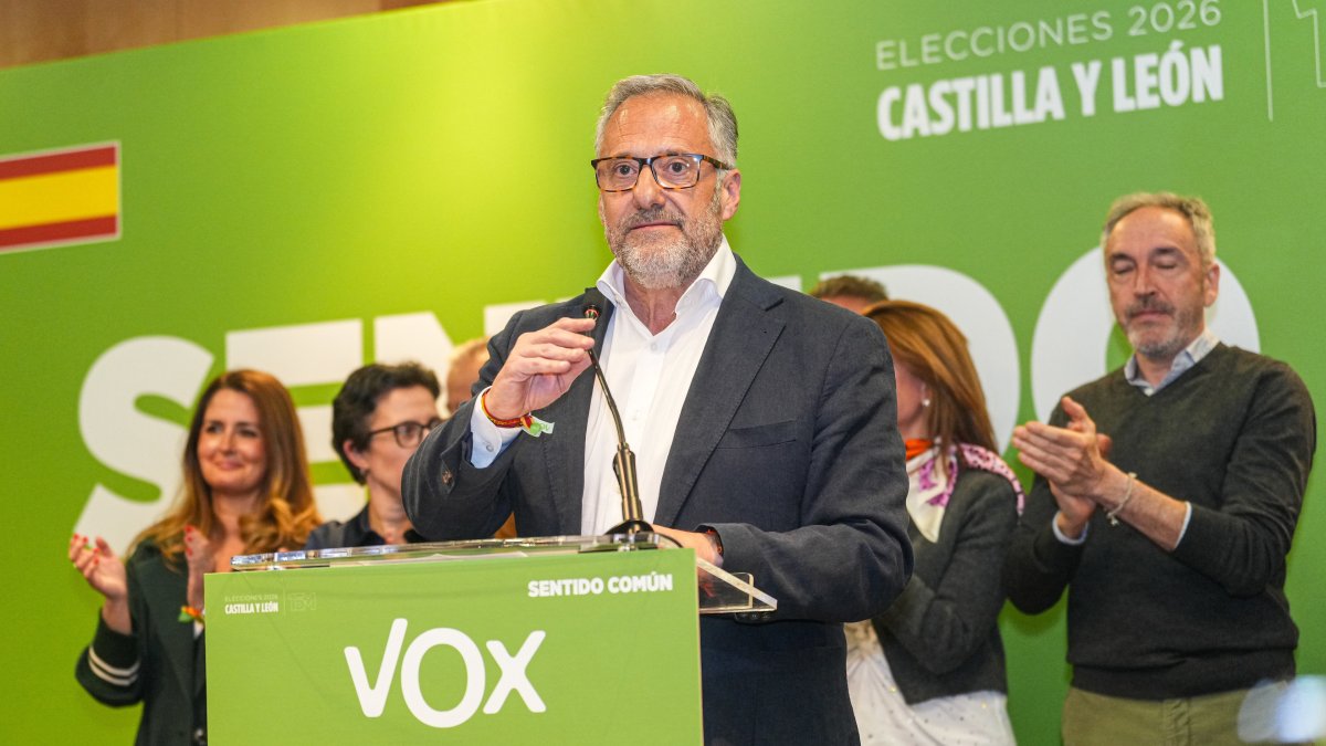 Archivo - El candidato de VOX a la Presidencia de Castilla y León, Carlos Pollán, interviene tras el seguimiento de la noche electoral de VOX en Castilla y León, en el Hotel San Francisco, a 15 de marzo de 2026, en Valladolid, Castilla y León (España). Ca.