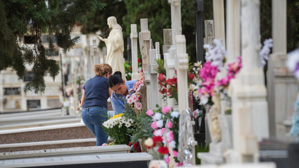 Archivo - Personas llevan flores a un ser querido, en el Cementerio de San Fernando. A 31 de octubre de 2025, en Sevilla (Andalucía, España). El cementerio de San Fernando se prepara para acoger la festividad de Todos los Santos. En la jornada previa, num.