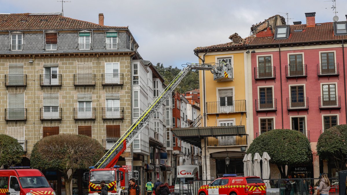 Un momento de la actuación de los bomberos en los inmuebles de Cardenal Segura el pasado 30 de marzo.