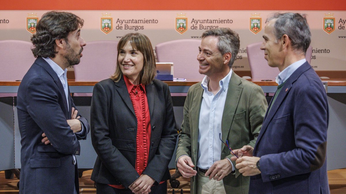El director de la OSBu, Iván Martín, y su presidente, Enrique García, charlan con Beatriz Rodríguez, de Fundación Caja de Burgos, y el concejal César Barriada.