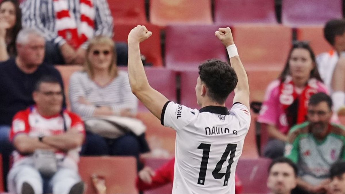David González festeja con los aficionados desplazados a Granada el gol de la victoria.