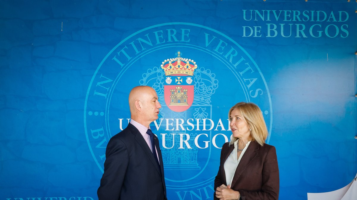 El rector de la UBU, José Miguel García, y la directora de la FNMT, Isabel Valldecabres, tras firmar el acuerdo de colaboración.