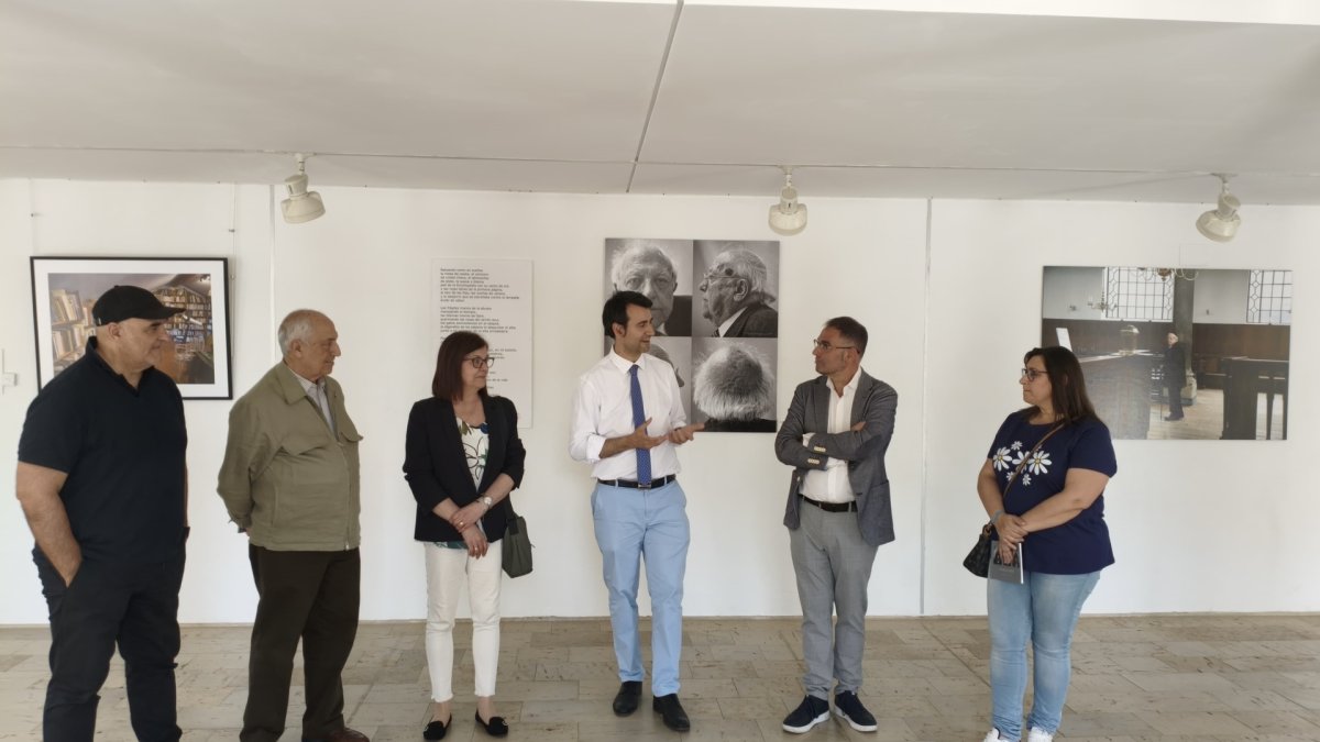 Exposición El viaje interior (José Jiménez Lozano 1930-2020) en Medina de Rioseco. En la imagen el alcalde de Medina de Rioseco, David Esteban, junto al director de la agencia Ical, Luis Miguel Torres durante la inauguración.