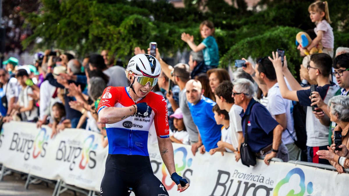 Lorena Wiebes abre la Vuelta a Burgos con victoria en el sprint de Gamonal.
