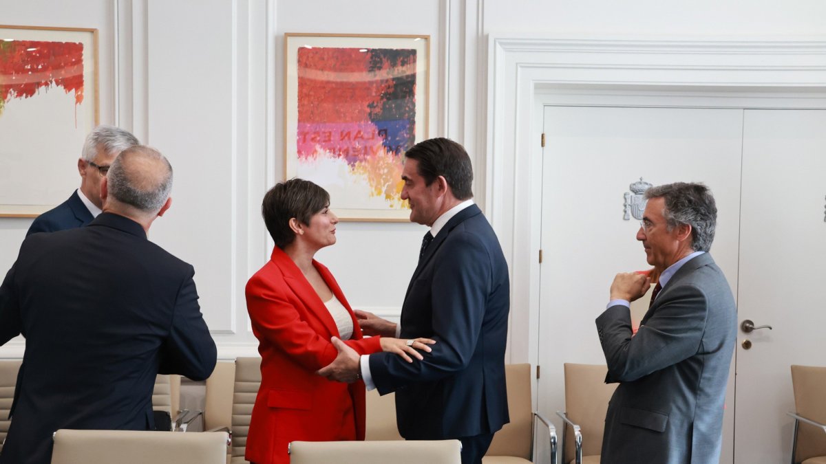 El consejero de Medio Ambiente, Vivienda y Ordenación del Territorio en funciones, Juan Carlos Suárez-Quiñones, saluda a la ministra de Vivienda, Isabel Rodríguez.