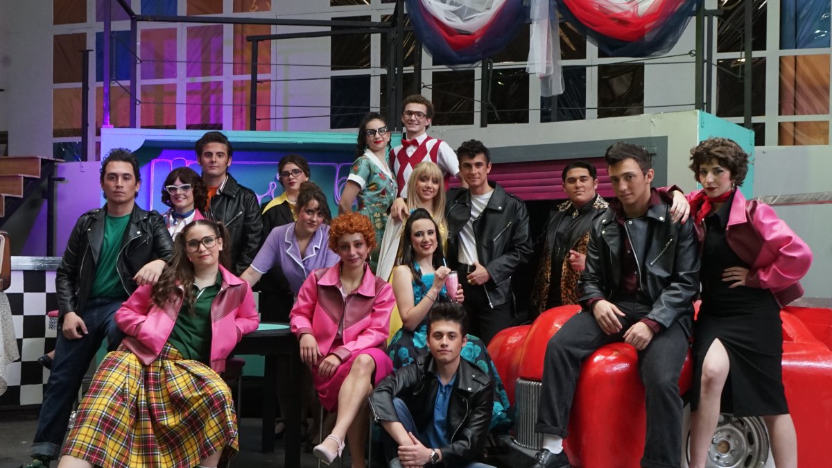 Los protagonistas del musical, listos para tomar la escena.