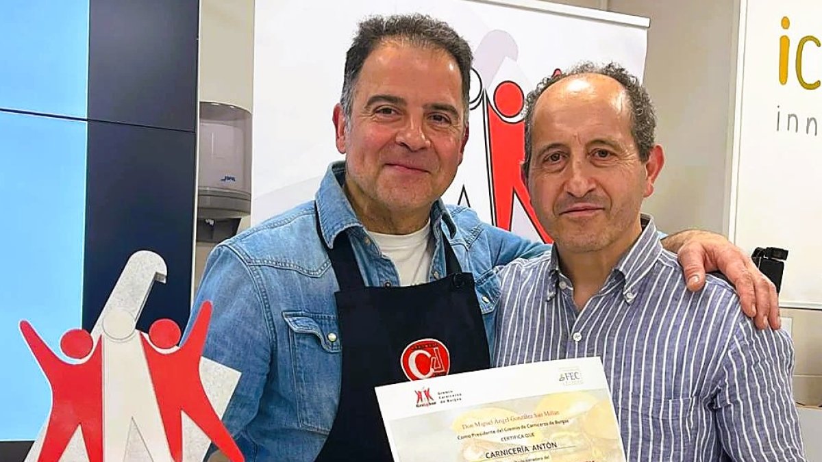 Carnicería Eduardo Antón, de la calle Rey Don Pedro 38, vuelve al concurso después de imponerse en 2025 con Pollito pío.
