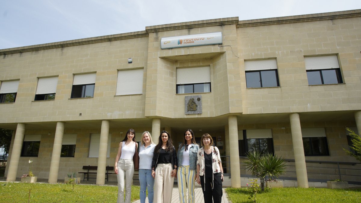 La vicesecretaria general del PSOE de Castilla y León, Nuria Rubio (2D), junto a la directora de Proyecto Hombre de Ponferrada, Tania Paz (C), la procuradora socialista por León Mabel Fernández (D), la portavoz de la Comisión Ejecutiva Provincial del PSOE de León, Lucía de Castro (I), durante su visita a la institución.