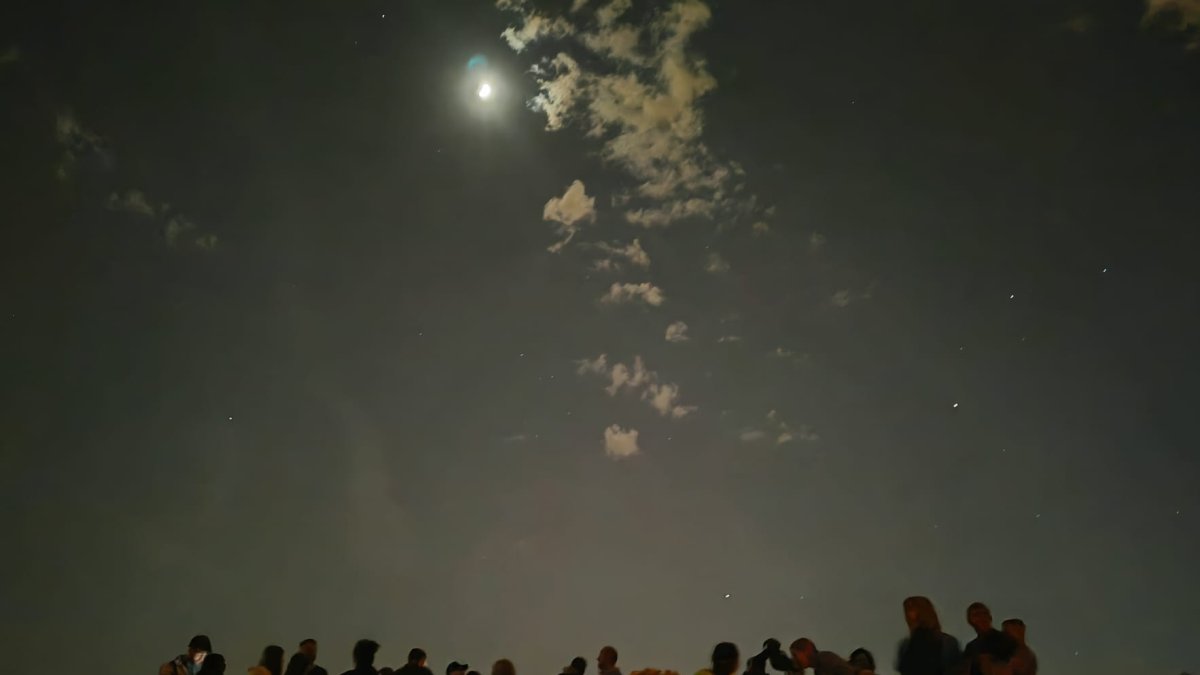 Unas 300 personas observaron la Luna, Júpiter y Venus desde el cerro del Castillo de Burgos.