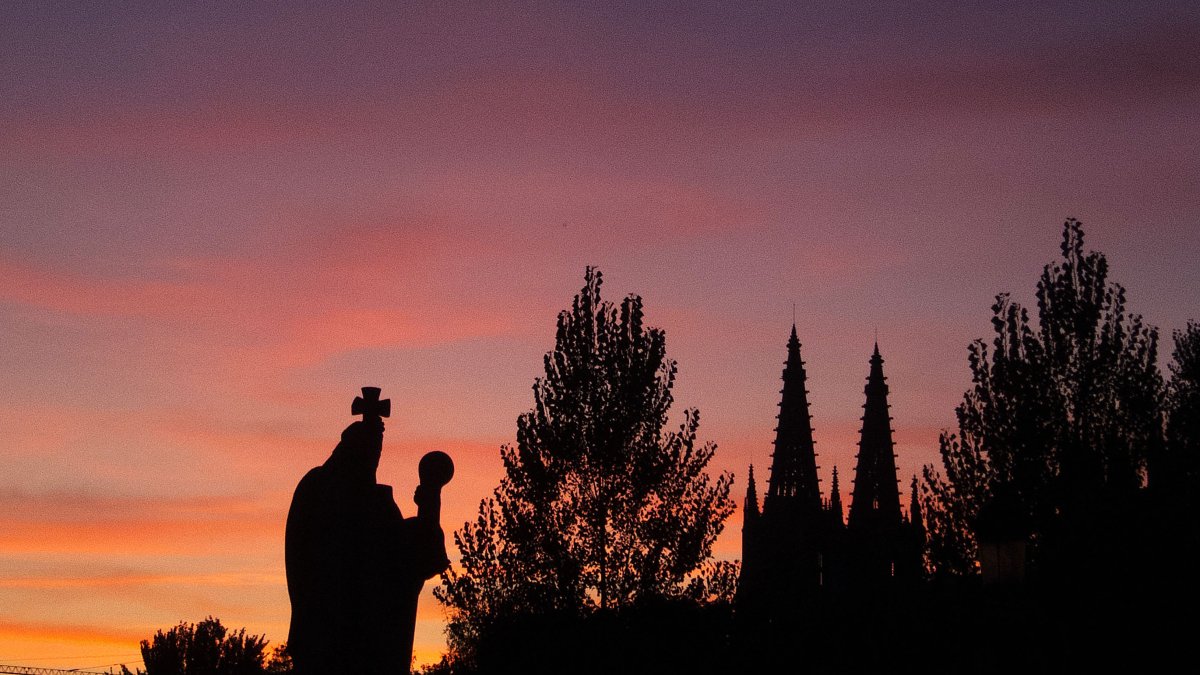 Los espacios abiertos orientados hacia el oeste reunirán a cientos de personas mientras la luz comienza a transformarse sobre el perfil de la Catedral.