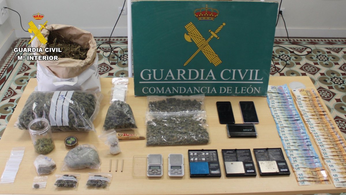 Intervenidos 2,8 kilos de droga en Astorga (León) en una operación que se salda con un detenido y una investigada.