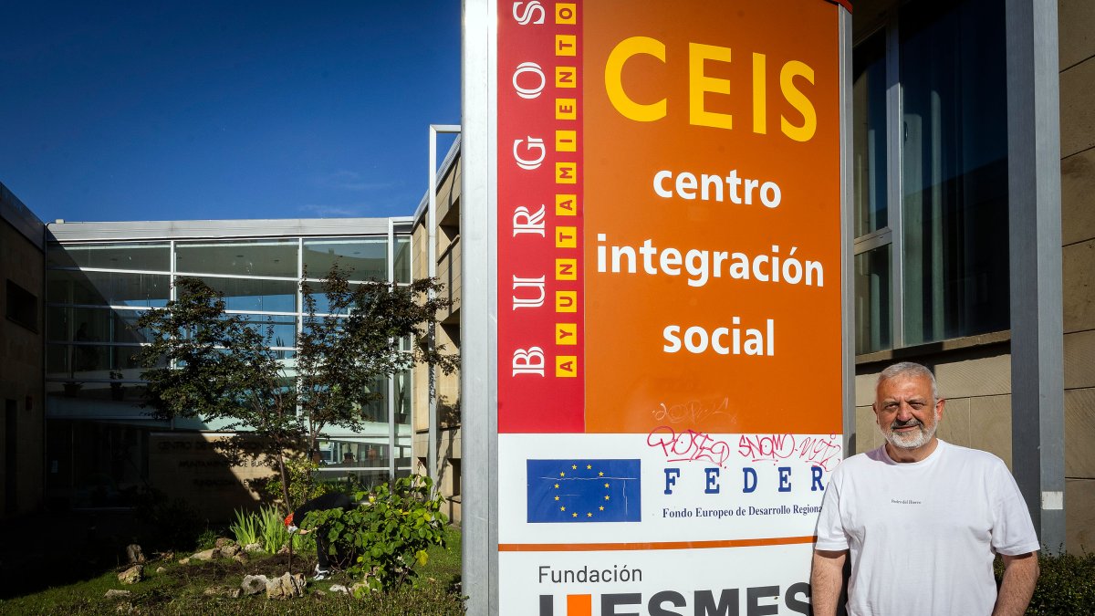 Miguel Santos, presidente de la Fundación Lesmes, en la entrada del Centro de Integración Social (CEIS).