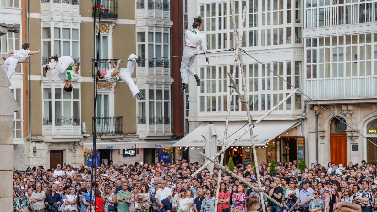 Circo, música y danza aérea marcan una Noche Blanca con gran presencia en la calle