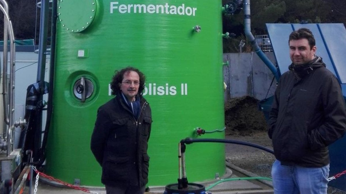 Carlos Rad y Jorge Miñón en el módulo de pretratamiento de residuos.