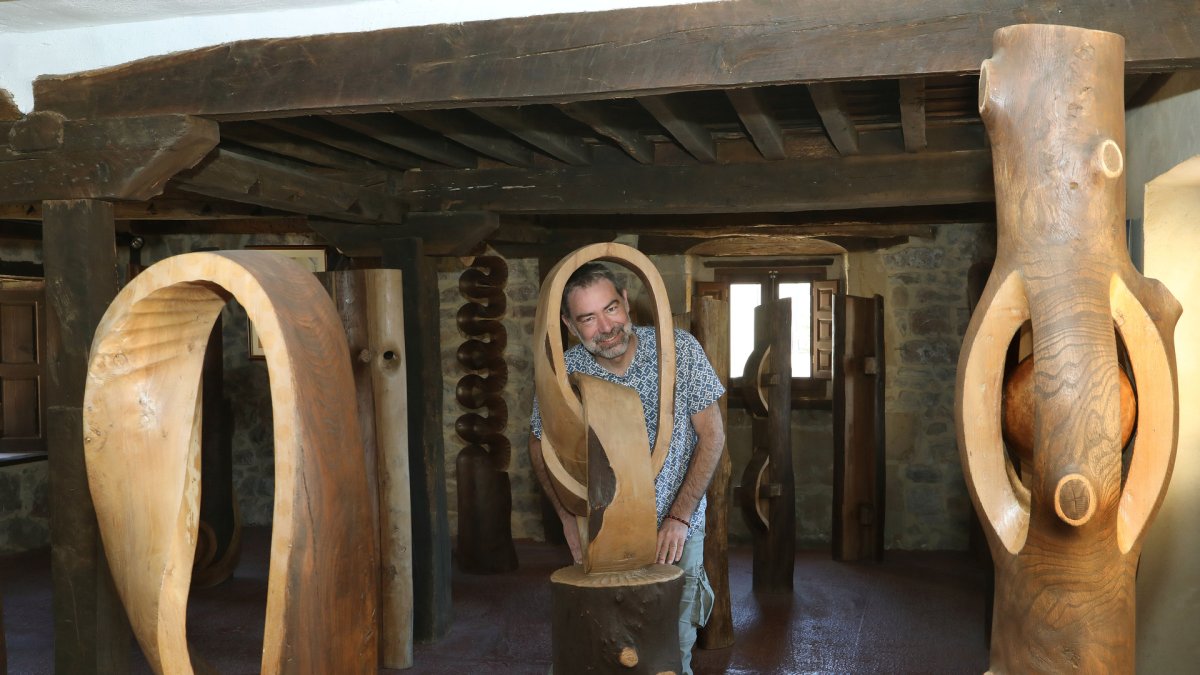 El Museo Ursi de Aguilar de Campoo (Palencia) custodia 160 piezas del escultor palentino Ursicino Martínez, un minero autodidacta que convirtió la madera de desecho en arte, en la imagen Daniel De Vena, su guía y director.