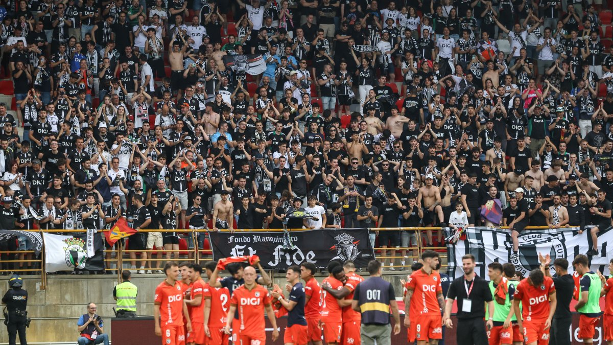 Cerca de 1.500 aficionados blanquinegros acompañaron al Burgos CF en el partido en León..