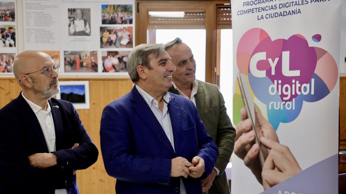 El consejero de Movilidad y Transformación Digital, José Luis Sanz Merino, visita el Centro Asociado del Programa CyL Digital de Ledesma.