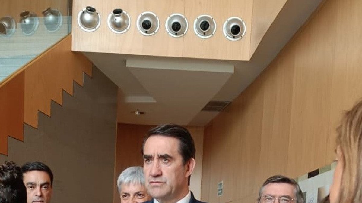 El consejero en funciones de Medio Ambiente, Vivienda y Ordenación del Territorio, Juan Carlos Suárez-Quiñones, en el Centro para la Defensa contra el Fuego de León capital.