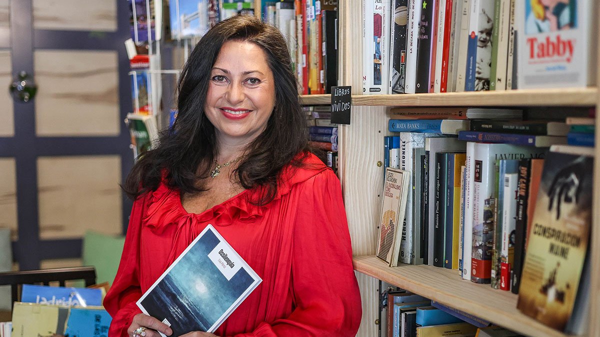 La poeta burgalesa Eva Pérez Fernández, con su poemario ‘Ossilenquia’.