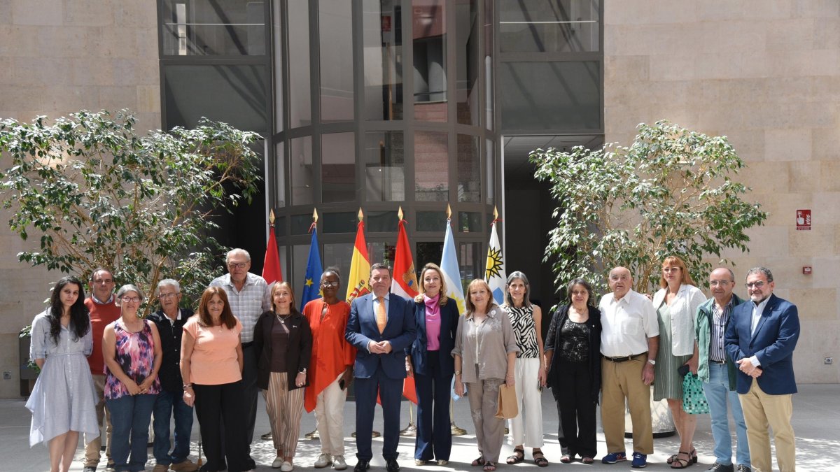 González Gago recibe a una docena de emigrantes llegada a CyL gracias al Programa Añoranza.