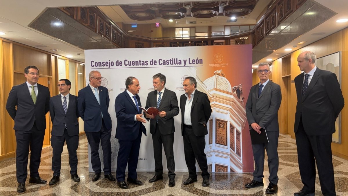 El Consejo de Cuentas entrega su Memoria 2025 al presidente de las Cortes.