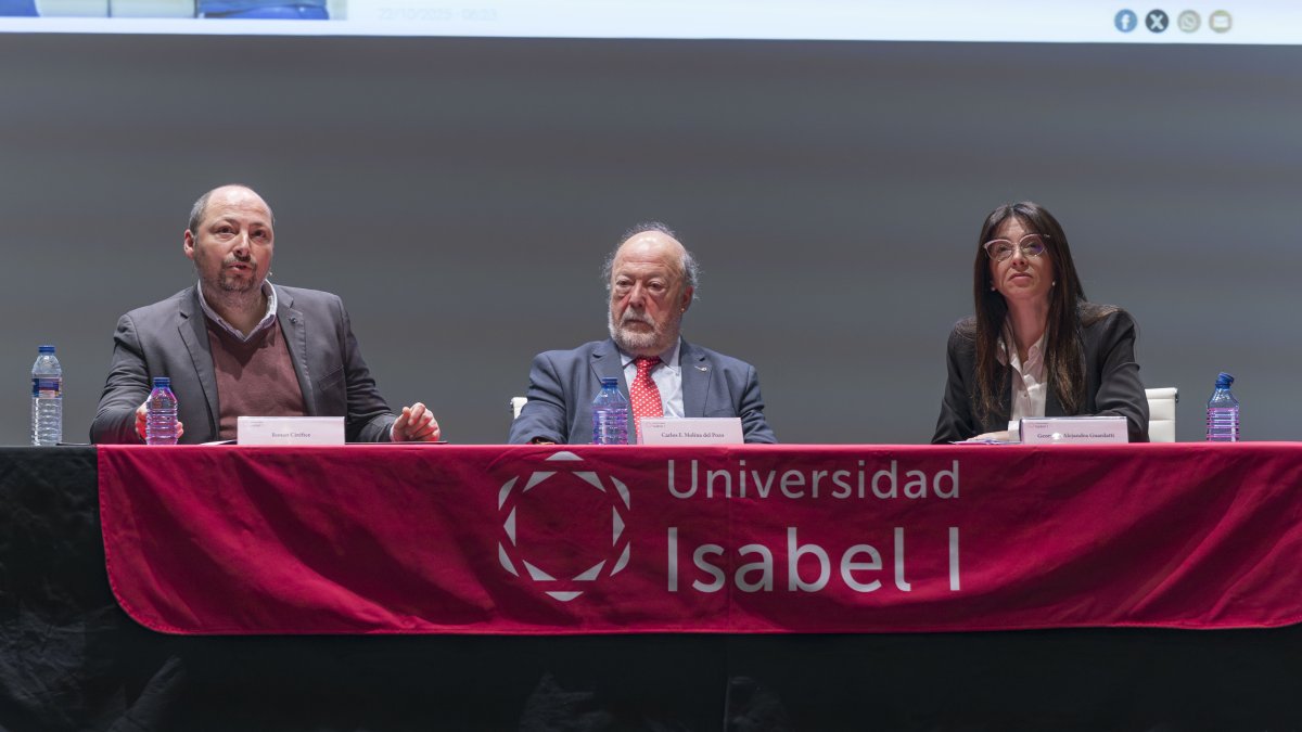 Durante las jornadas, el profesor Ronan Ciréfice, el presidente de IELEPI Carlos Francisco Molina del Pozo y la profesora Georgina Alejandra Guardatti.